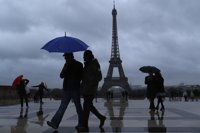 La Torre Eiffel apagará sus luces a medianoche en señal de luto por el atentado en Londres