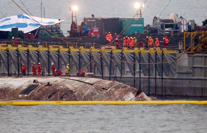 El ferry Sewol, que se hundió en 2014 con 300 personas, es sacado del agua