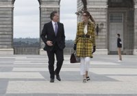 Mar Flores y Elías Sacal pasean su amor por el Palacio Real