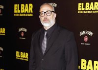 Álex de la Iglesia, encantado con ser padre a los 50: "Ahora cambiar unos pañales es un vicio"