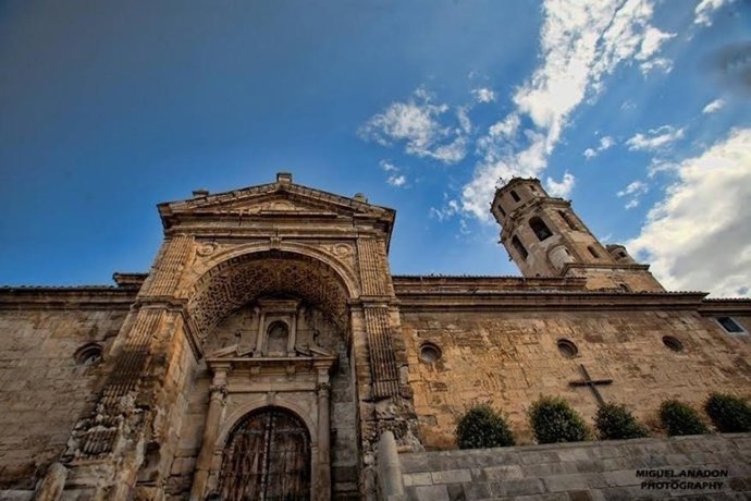 Fachada renacentista de la Igleisa de Fonz
