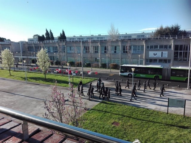 Encapuchados vuelcan contenedores en el campus de la UPV/EHU 