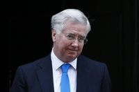 Fallon habla de "terrorismo islamista" y dice que se revisará "de nuevo" la seguridad en Westminster