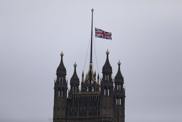 Bandera británica a media asta sobre el Parlamento británico