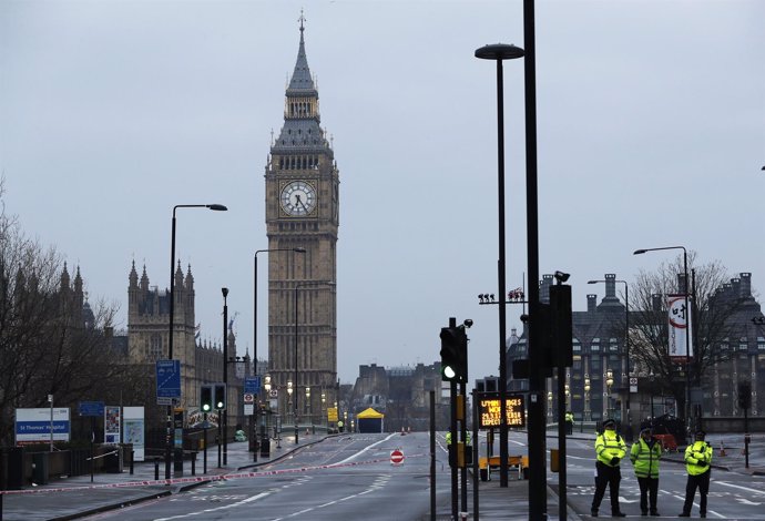 Policías en el puente de Westminster con el Big Ben al fondo