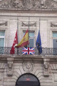 La Real Casa de Correos luce la bandera británica con crespón negro por el atentado de Londres