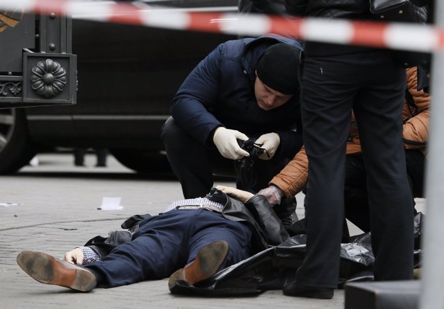 El cuerpo del exdiputado ruso Denis Vononenkov tras ser asesinato en Kiev