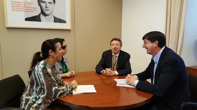 Representantes de Cs reunidos con miembros de la ONCE