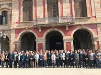 Los diputados del Parlament guardan un minuto de silencio por el atentado en Londres