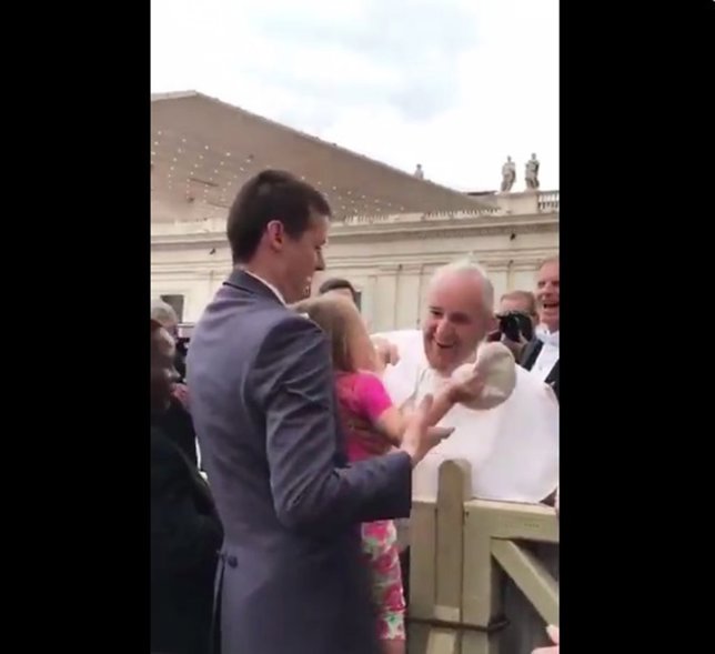 Una niña 'roba' el solideo al Papa
