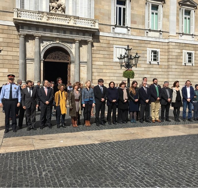 El Govern i l'Ajuntament realitzen un minut de silenci per l'atemptat