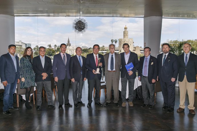 Fundación Cajasol recibe un reconocimiento del Festvial de la Naciones