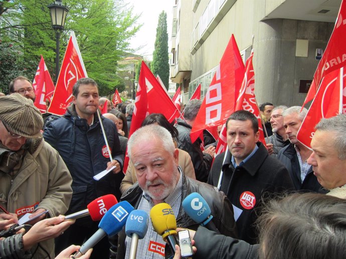 Pino (en primer término) y Lanero, en la concentración sindical ante FADE. 