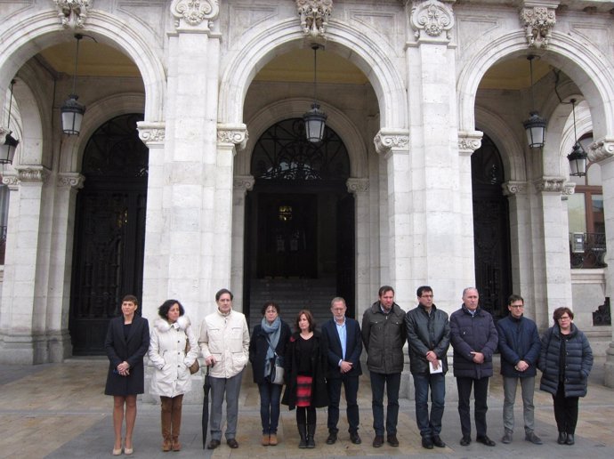 Minuto de silencio a las puertas del Ayuntamiento de Valladolid