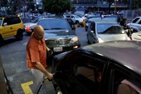 Venezuela se llena de colas por la escasez de combustible