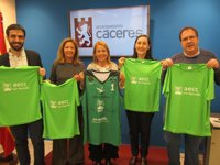 Unas 3.500 personas participan este domingo en Cáceres en una marcha solidaria a favor de la AECC