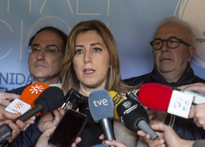 Susana Díaz atiende a los medios antes de participar en un acto de la CEA