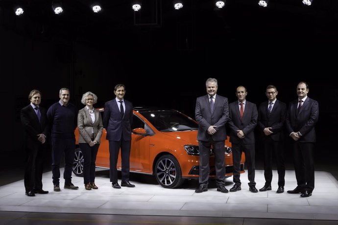 Directivos de Volkswagen Navarra junto al presidente del Comité de Empresa