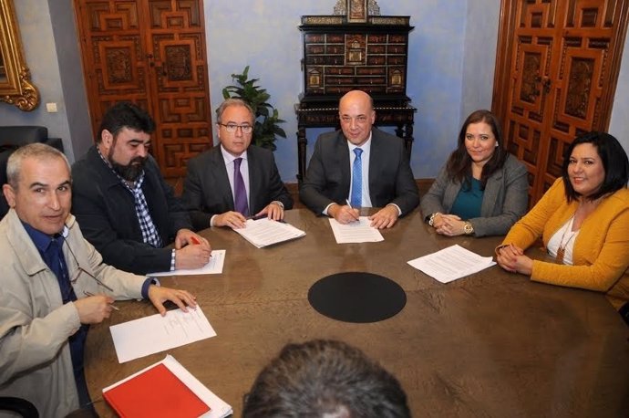 Antonio Ruiz (dcha.) durante la constitución de la comisión