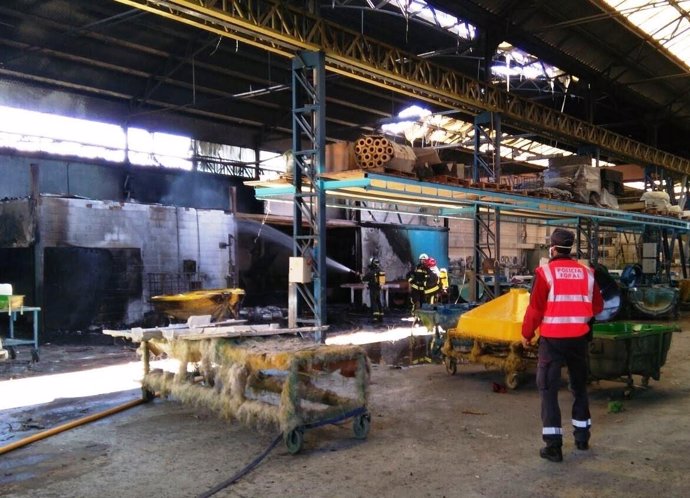 Bomberos y policía en el interior de la empresa