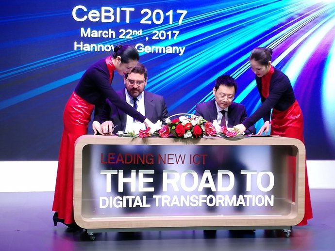 Firma del acuerdo entre Huawei e Indra en CeBIT 2017