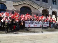 Más de un millar de personas reclaman en Santander empleos estables y salarios dignos