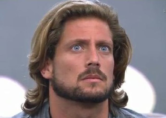 Fernando parodia el cambio de look de su ex compañero Miguel Vilas
