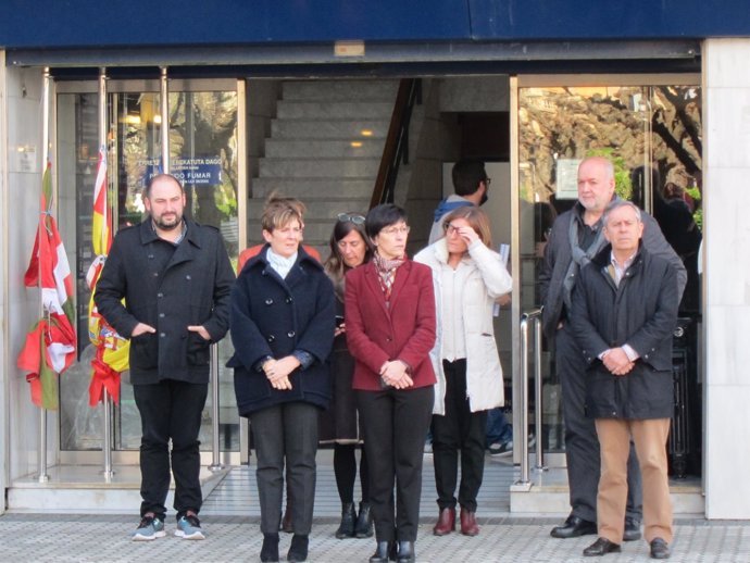 Concentración junto a la sede del Gobierno vasco en San Sebastián.