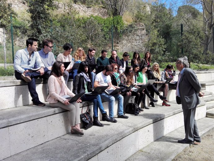 Un profesor imparte una clase en el ágora de la Escuela Judicial (Barcelona)