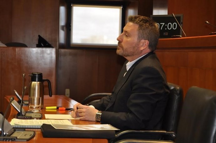 El consejero Soro en las Cortes de Aragón