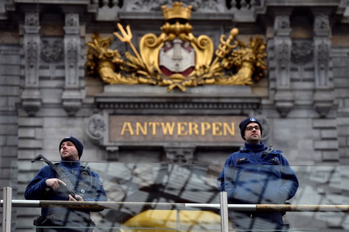 La Policía de Bélgica patrulla en Amberes