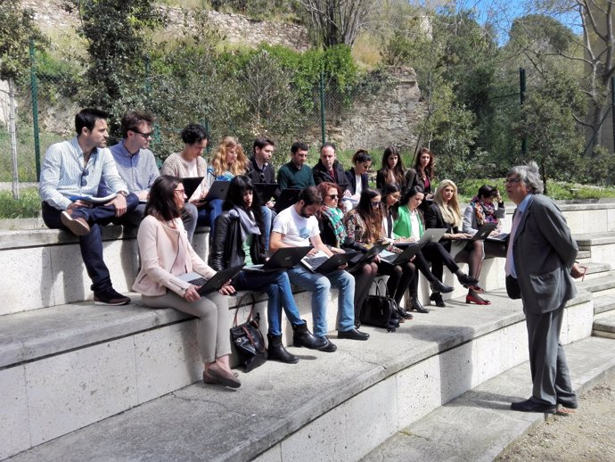 Un professor imparteix una classe en l'àgora de l'Escola Judicial (Barcelona)
