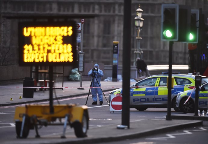 Despliegue policial tras el ataque junto al Parlamento en Londres