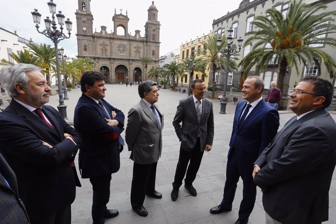 Representantes políticos y portuarios de Las Palmas de Gran Canaria y Huelva