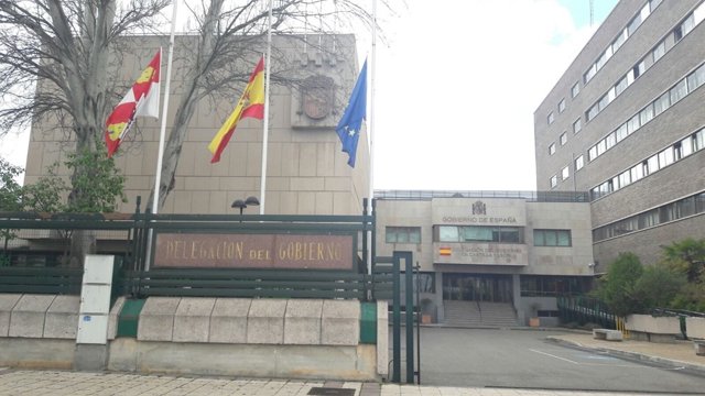 Las banderas a media asta en la Delegación del Gobierno