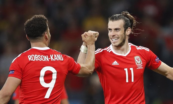 Robson-Kanu y Gareth Bale celebran el pase de Gales a semifinales