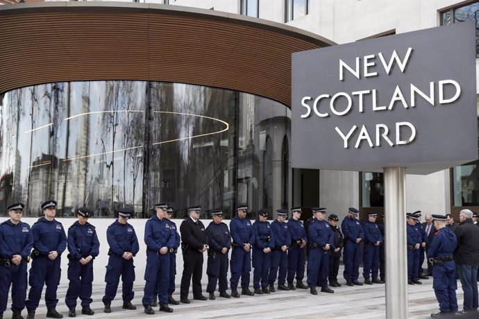 Homenaje en Scotland Yard al agente asesinado en Londres