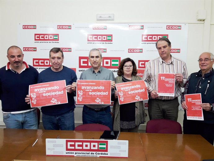 Rodríguez (centro) y dirigentes de CCOO muestran el lema del congreso