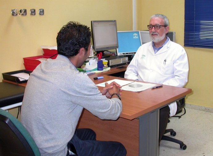 El infectólogo Fernando Lozano, del Hospital de Valme de Sevilla