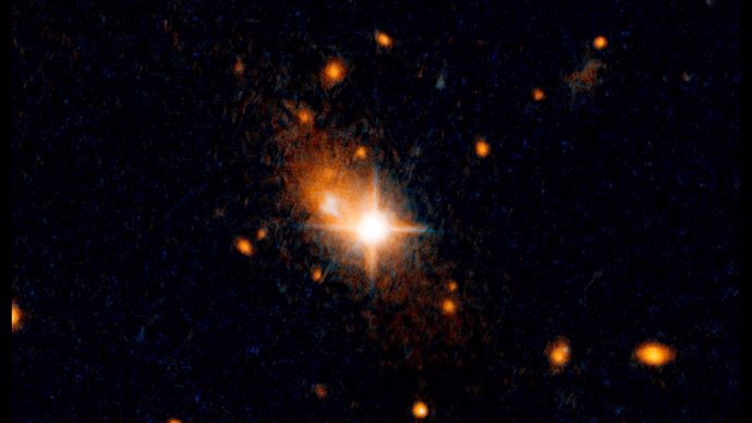 Un quásar se aleja del centro de su galaxia