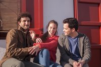 Laia Costa, Miki Esparbé y Oriol Vila protagonizan el nuevo anuncio de Estrella Damm 