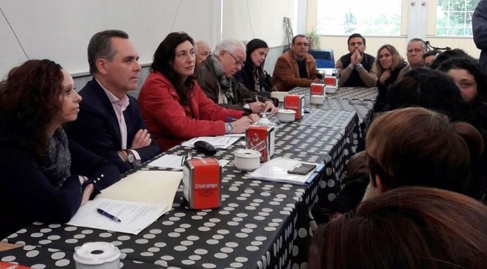 Loles López y otros dirigentes del PP en una reunión colectivos educativos
