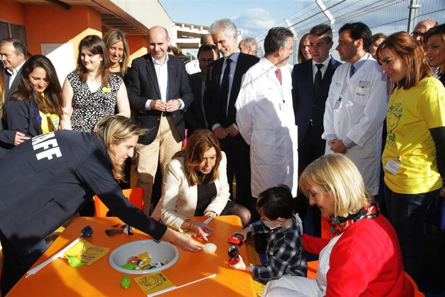 Susana Díaz visita la terraza de juegos del Materno de Málaga