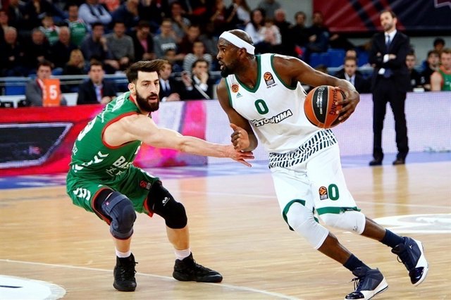 Chris Singleton ante Shengeila en un Baskonia-Panathinaikos