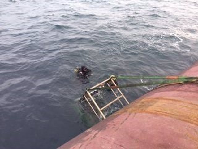 La cesta de Salvamento Marítimo con la que han recuperado a dos marineros