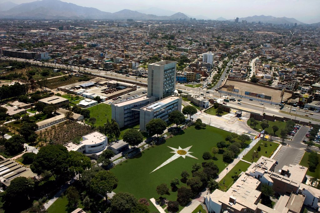 La Pontificia Universidad Católica Del Perú Cumple 100 Años