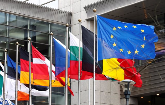 Bandera de la UE y otras frente al Parlamento Europeo