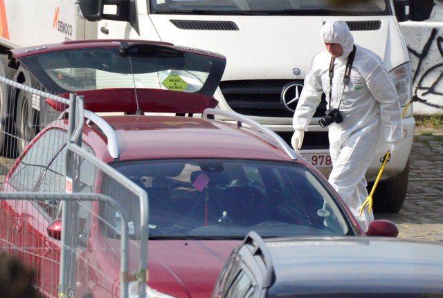 Un forense junto al vehículo usado en un intento de atropello en Amberes