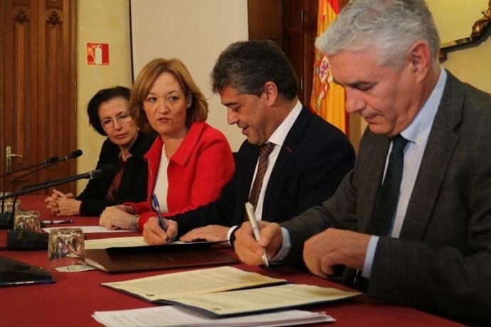 Ortiz asiste a la firma del convenio