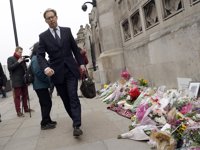 El diputado que auxilió al agente muerto en Westminster vuelve al Parlamento entre el cariño de los oficiales